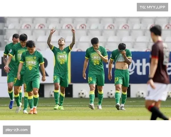 美洲虎踢球手利特尔打破纪录 脚力成就历史名场面